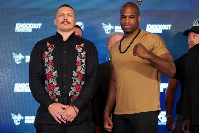 Олександр Усик обязан защитить титул чемпиона мира по боксу против Паркера
