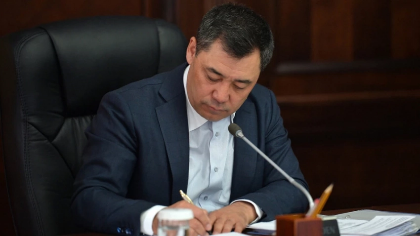 Садыр Жапаров сменил акимов в Аксы и Кара-Кульдже