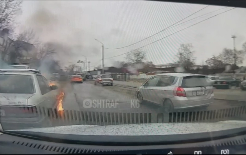 Машина загорелась прямо на дороге в Бишкеке - видео