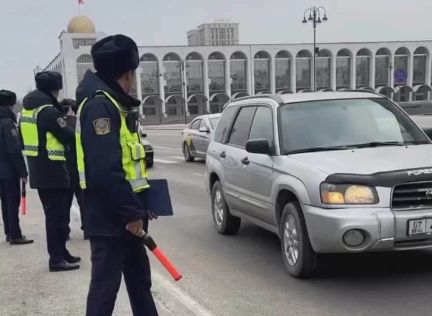 Патрульные «оштрафовали» женщин-водителей подарками (видео)