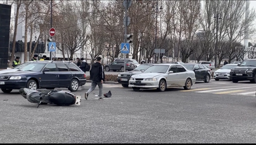 В центре Бишкека столкнулись легковой автомобиль и мопед