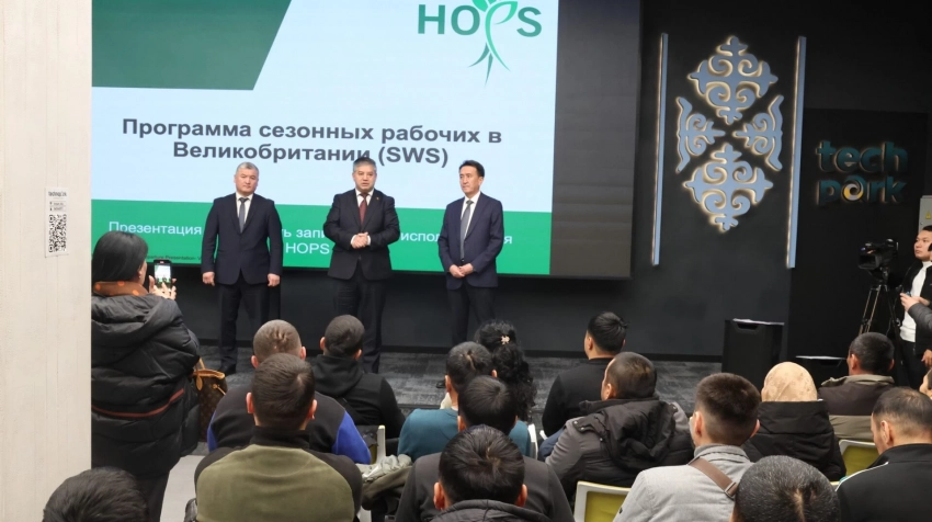 Министр труда ознакомился с процессом отбора кыргызстанцев для сезонной работы в Великобритании