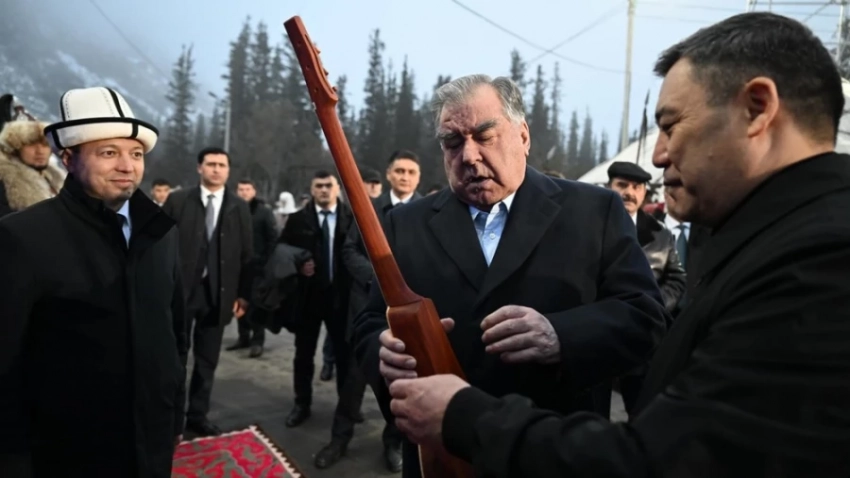 Президенту Таджикистана подарили комуз ручной работы (видео)