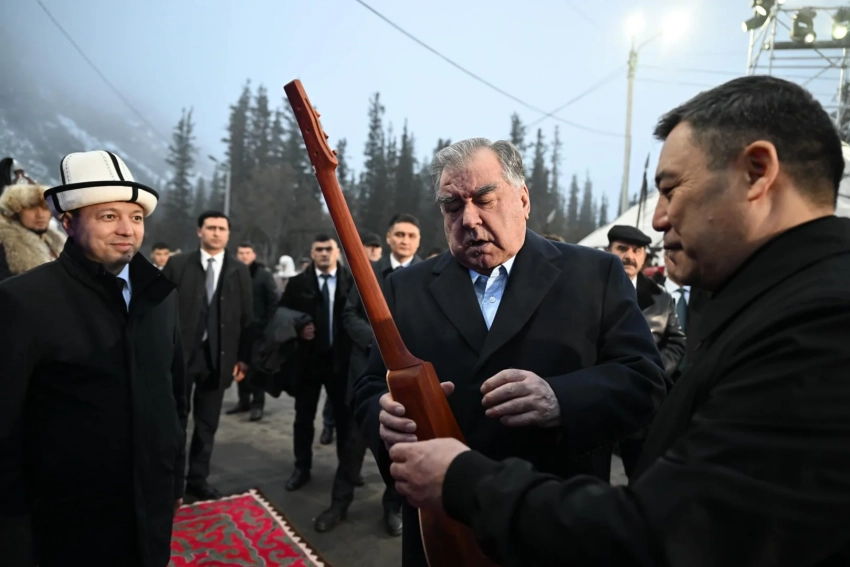 Президенту Таджикистана Эмомали Рахмону подарили комуз