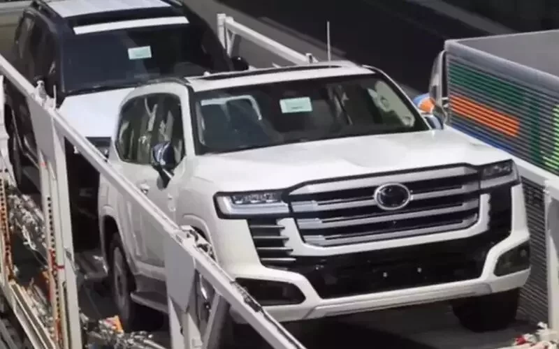 Toyota запускает гибридный Land Cruiser 300: что ждать от новинки?