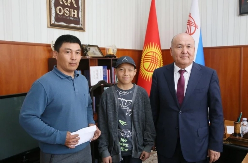 Мэр Оша вручил 200 тыс. сомов мальчику из села Озгур на покупку скота
