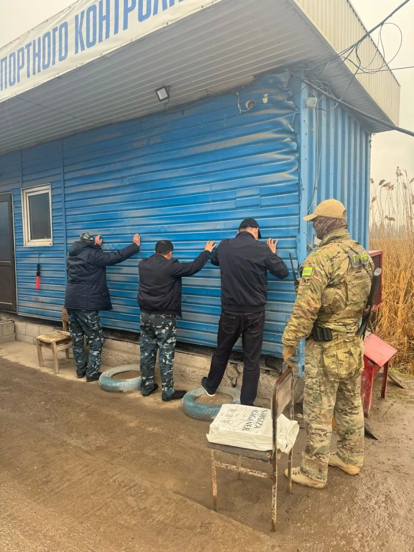 ГКНБ задержал сотрудников Налоговой службы и Минтранса за легализацию контрабандных товаров