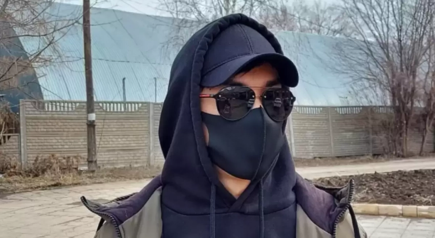 В Казахстане «Человек в маске» подарил инвалиду жильё, оплатил лечение и поездку