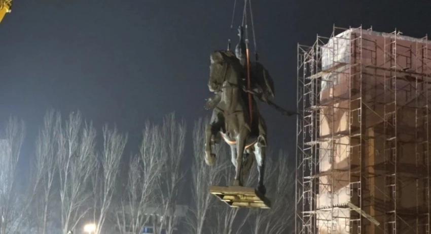 Эмилбек Каптагаев предлагает не возвращать на площадь Ала-Тоо памятник Манасу
