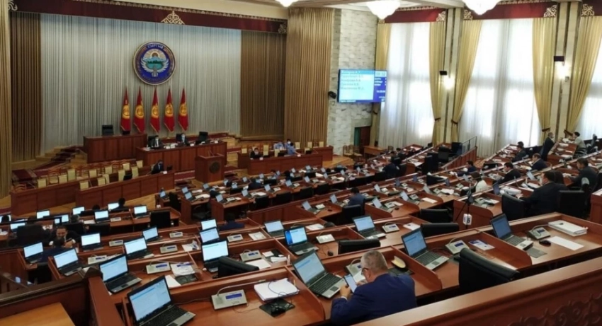 Депутат успокоил коллегу, когда тот спросил про роспуск парламента