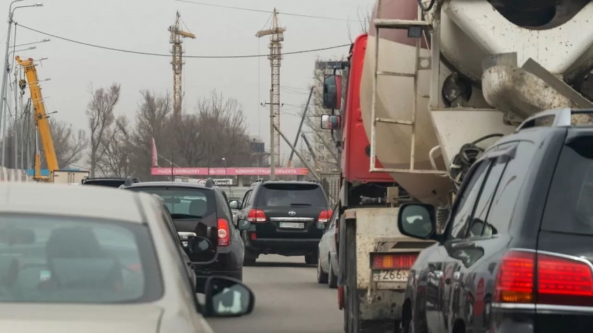 Минтранс Казахстана вводит полный запрет на крупнотоннажный транспорт
