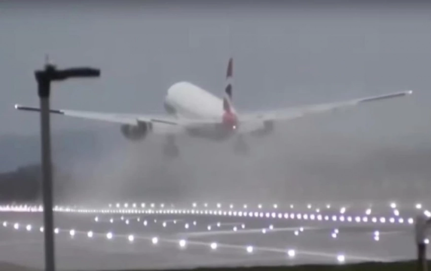 Появилось видео жесткой посадки самолета во время мощной бури в Алматы