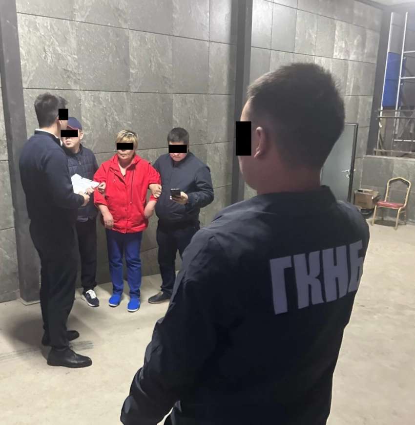 Сотрудницу центра Ошской областной судмедэкспертизы задержал ГКНБ