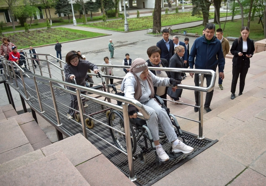 В Театре оперы и балета в Бишкеке установили пандусы