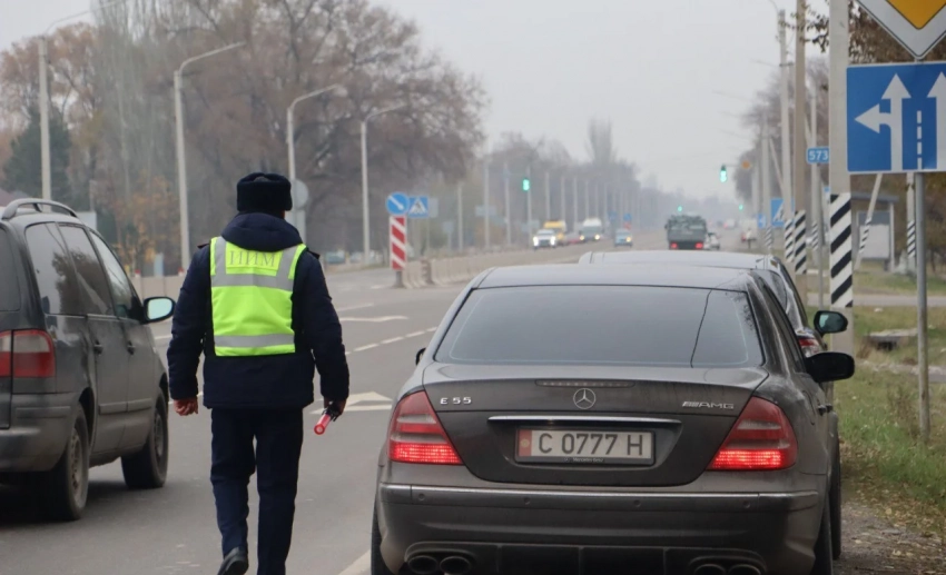 Зарплата у инспекторов ГУОБДД в Кыргызстане составляет примерно от 50 до 60 тыс. сомов