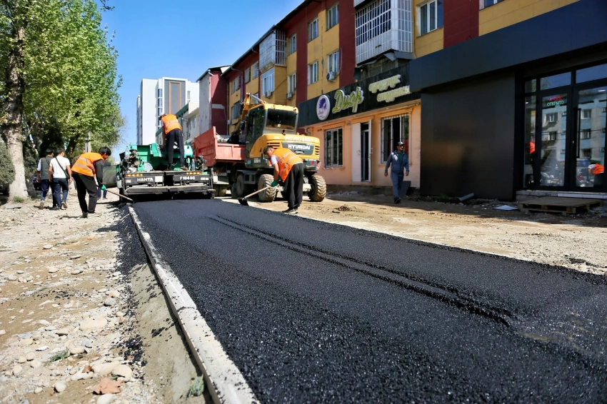 На улице Масалиева в Оше строится аллея с велодорожкой и зелеными зонами