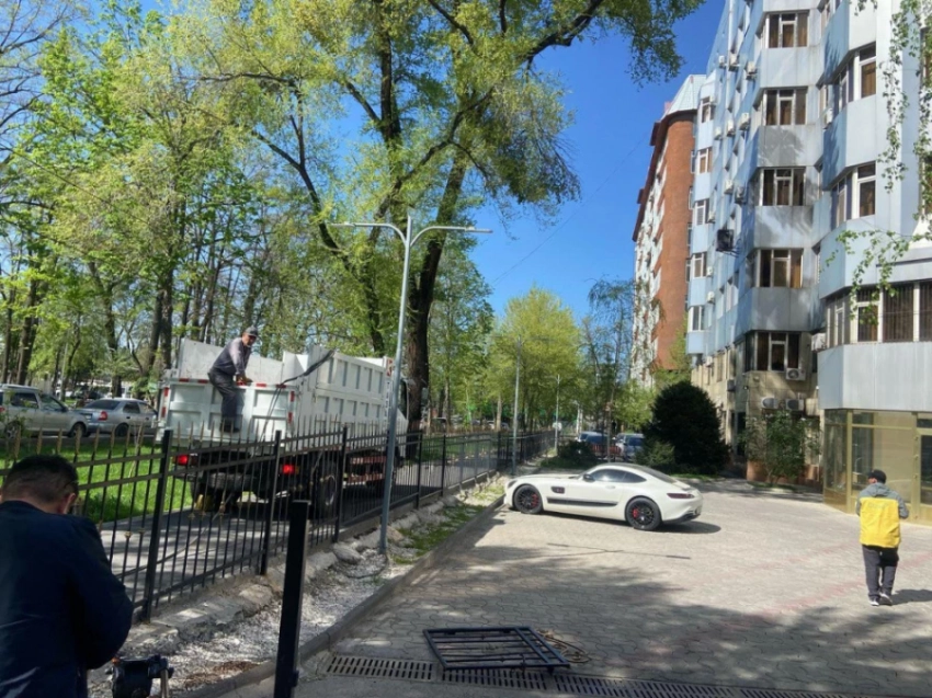 Забор у дома, где живет мэр Бишкека, убрали после спора и видео в соцсетях