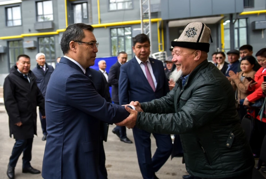 Президент открыл новые блоки жилкомплекса ГИК в Бишкеке и сходил в гости к жильцам (фото)