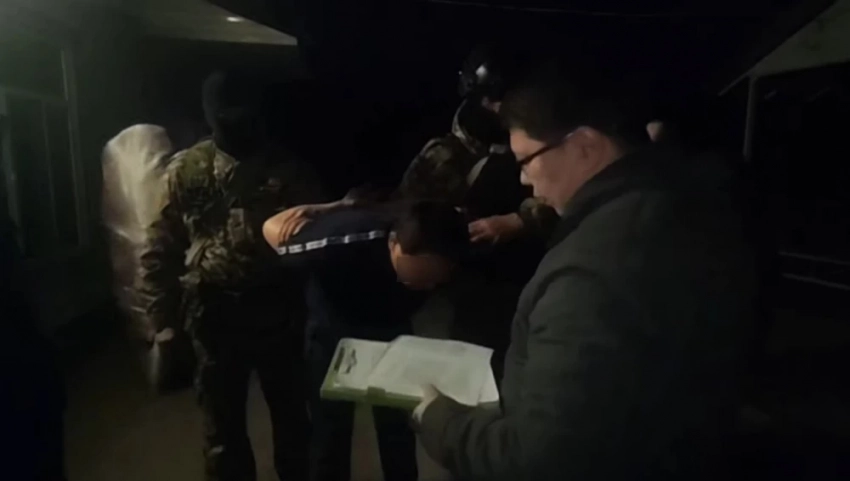 В Оше задержан ранее судимый мужчина, подозреваемый в мошенничестве и хранении оружия