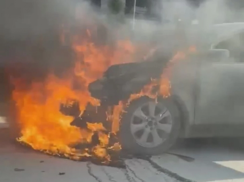 На проспекте Масалиева в Бишкеке загорелся автомобиль (видео)