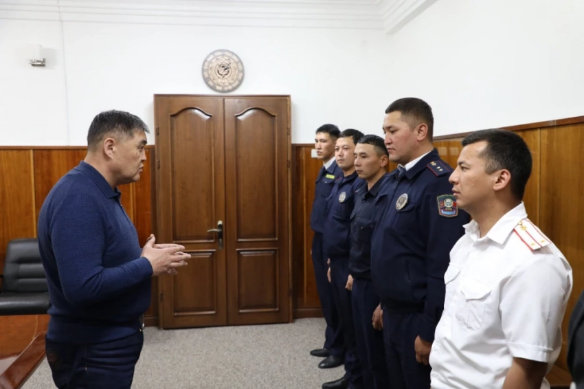 Камчыбек Ташиев наградил сотрудников патрульной милиции Бишкека