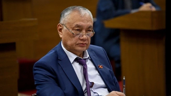 Инсценировка обморока и синяки: экс-депутат Айжигитов снова устроил шоу