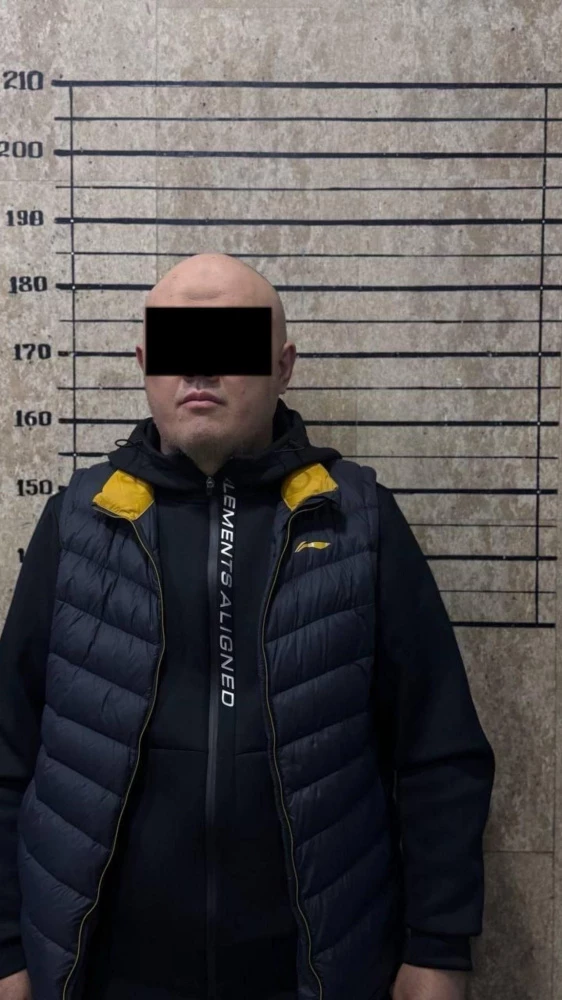 Трое мужчин, представившись сотрудниками ГКНБ, обманом заставили женщину продать квартиру