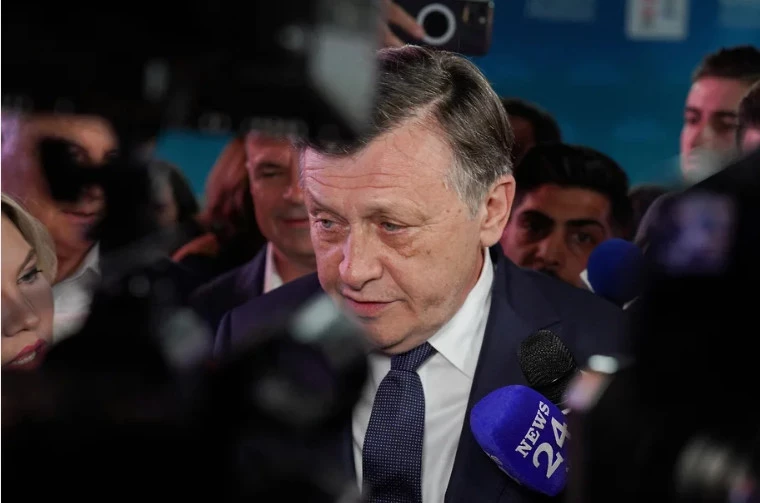 Кандидат от правящей коалиции Антонеску признал поражение на президентских выборах в Румынии