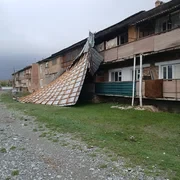 В селе Ат-Башы сильный ветер снес крышу жилого дома