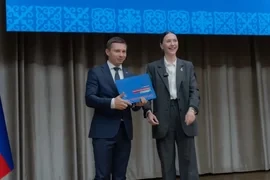 Мобильную лабораторию и школьный автобус передали двум учреждениям в Кыргызстане