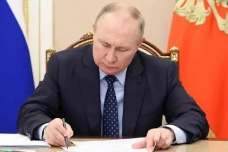 Путин поручил собирать сведения о "вреде" от иностранных государств