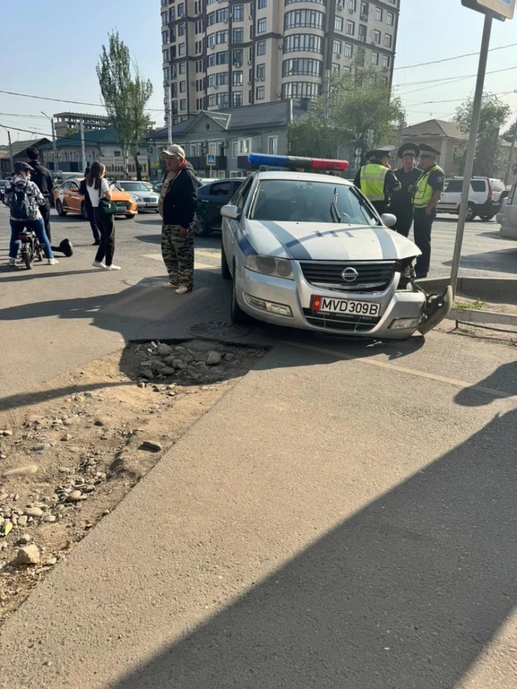 Милицейская машина попала в ДТП в центре Бишкека. Фото