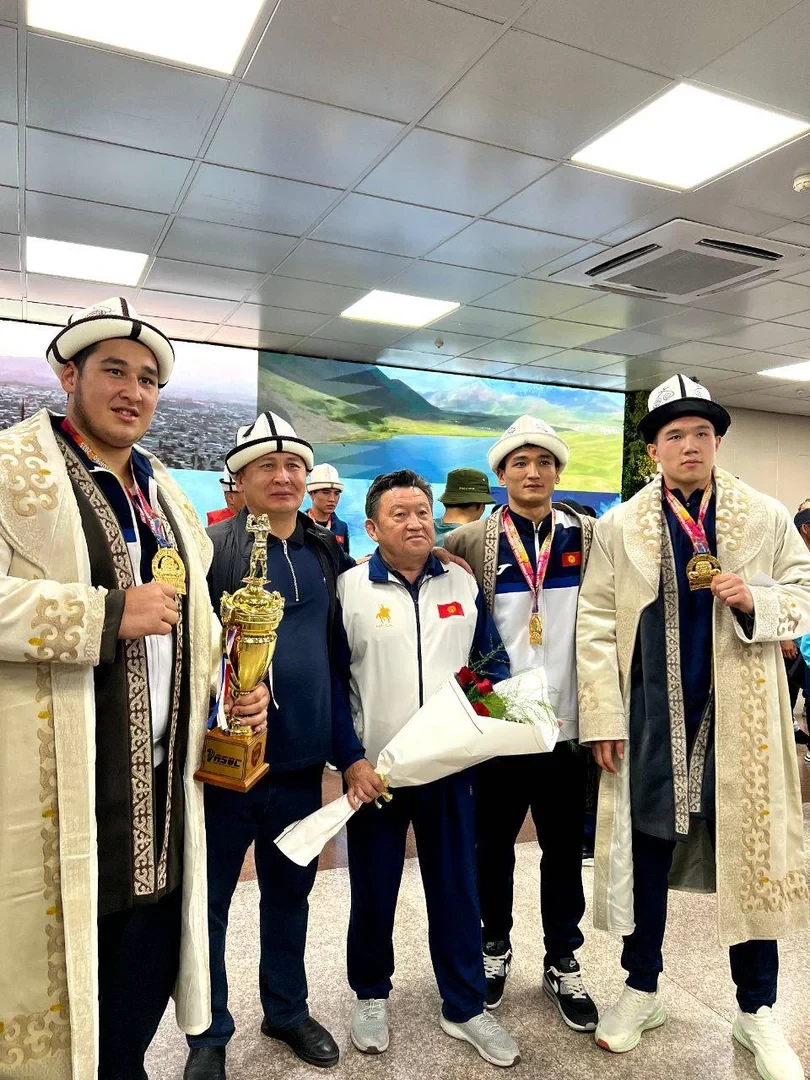 Молодежная сборная Кыргызстана по боксу вернулась с медалями с чемпионата Азии