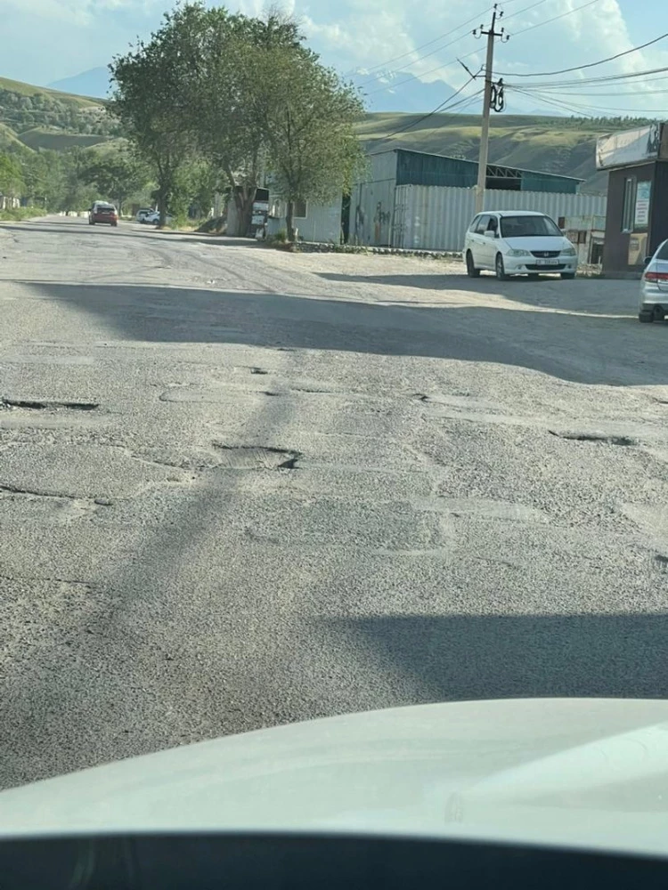 "Одни ямы". Жители "Орока" жалуются на состояние дороги
