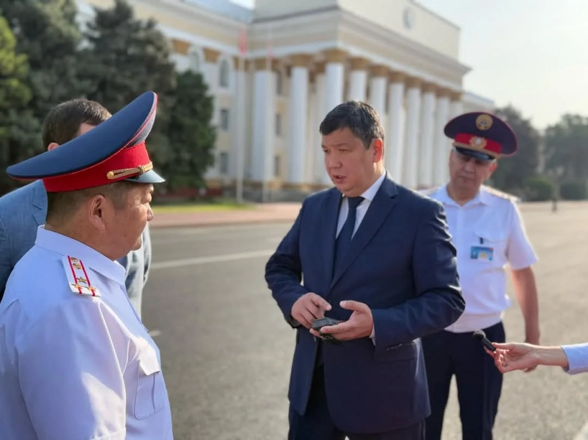 В столице прошел гарнизонный инструктаж и строевой смотр сотрудников полка ППС ГУВД и УПСМ по г.Бишкек