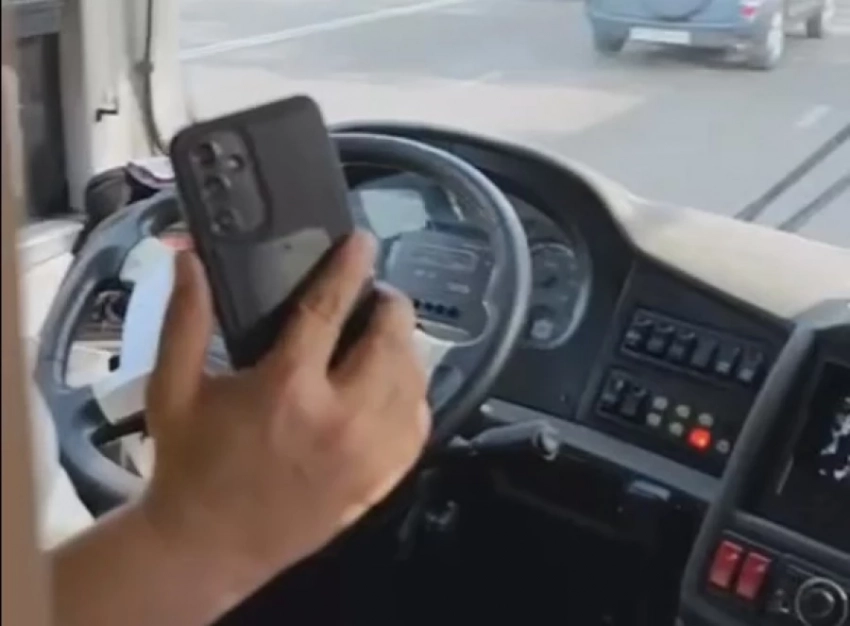 Чипсы стали причиной скандала в бишкекском автобусе (видео)