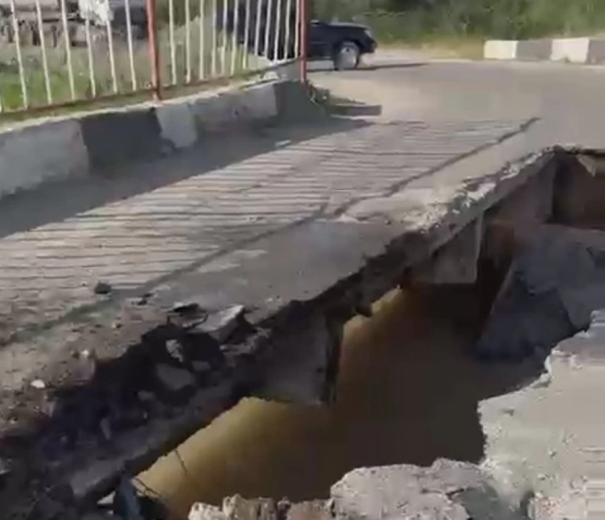 В Новопокровке обрушился автомобильный мост (видео)