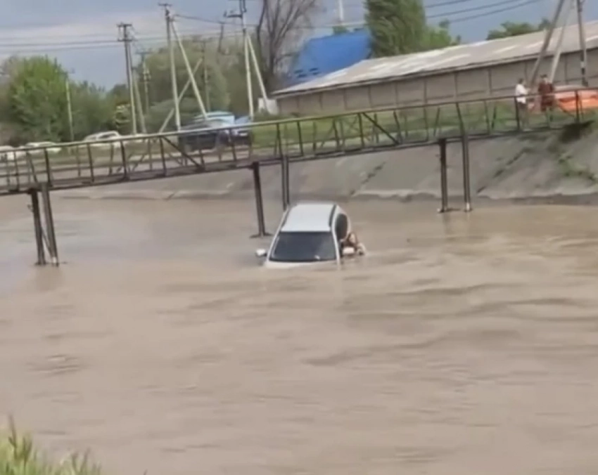 В Бишкеке Lexus упал в БЧК. Водитель вплавь выбралась на сушу (видео)