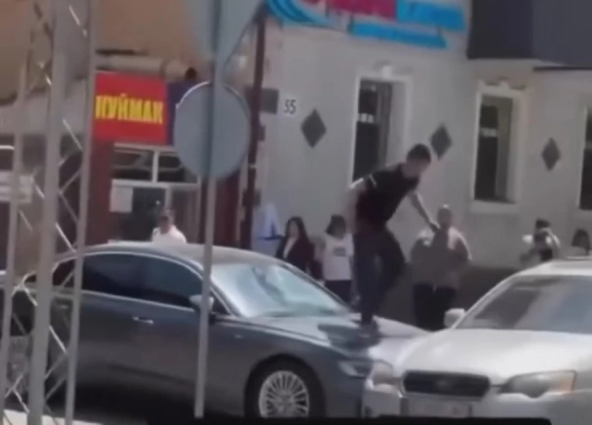 В Бишкеке мужчина прыгал по чужой машине, а хозяин авто наблюдал за ним (видео)