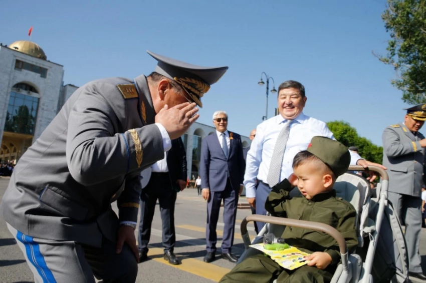 Камчыбек Ташиев отдал честь внуку Акылбека Жапарова на параде