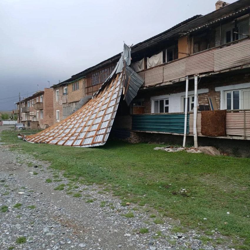 В селе Ат-Башы сильный ветер снес крышу жилого дома