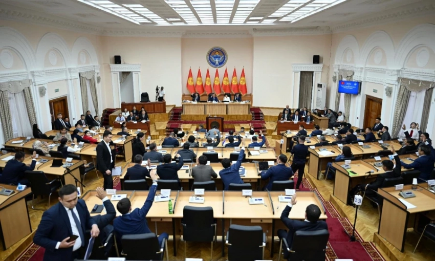 Жогорку Кенеш принял законопроекты по вопросам применения госязыка