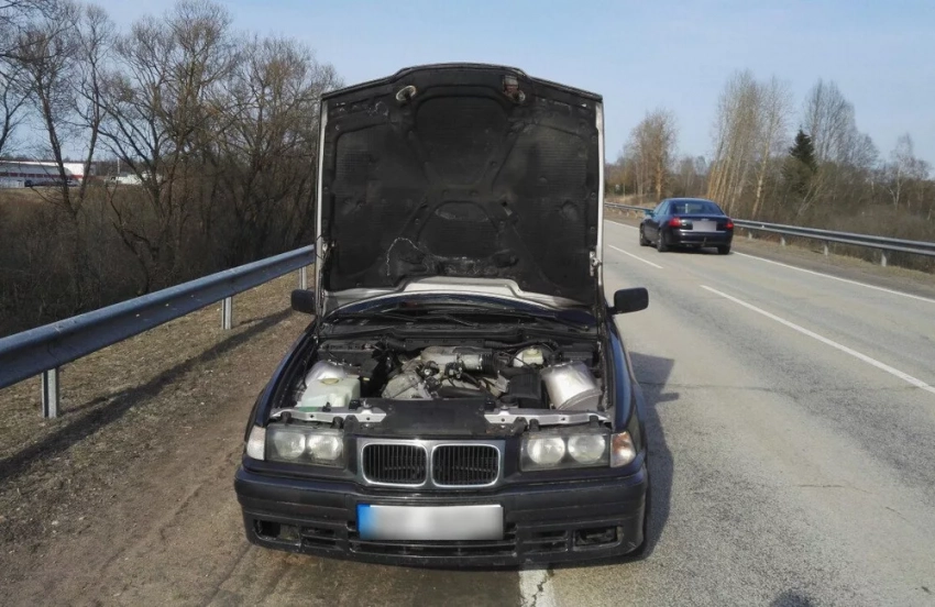 На ходу открывается капот авто. Что делать?