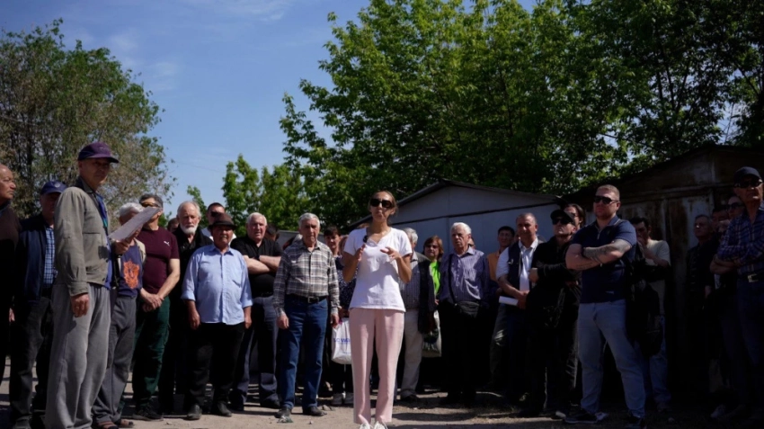 "Передают государству". Владельцы 450 гаражей просят власти помочь