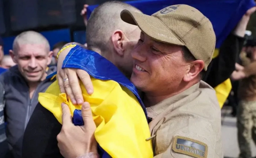 «Мама, я дома». Состоялся первый этап обмена пленными между Украиной и Россией (видео)