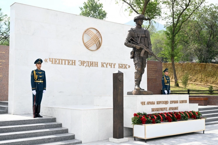 Садыр Жапаров и Камчыбек Ташиев на границе открыли памятник погибшим военным (фото)