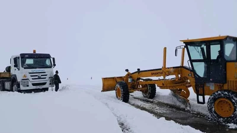 В Нарынской области спасатели выдвинулись на помощь чабанам, застрявшим в снегопаде