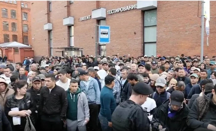 В Санкт-Петербурге полиция задержала более 200 мигрантов в ходе рейда