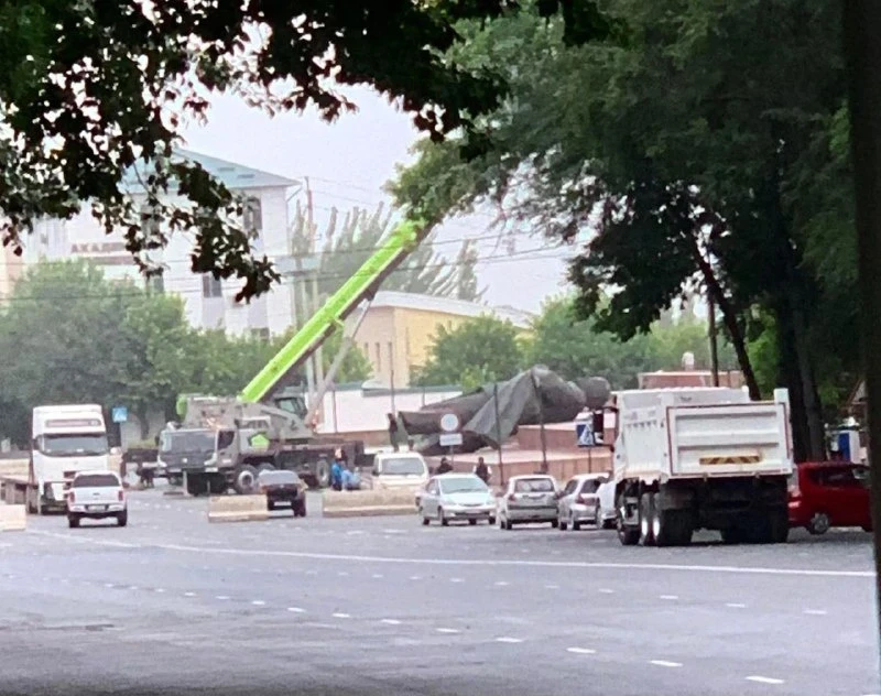 В центре Оша демонтировали памятник Владимиру Ленину