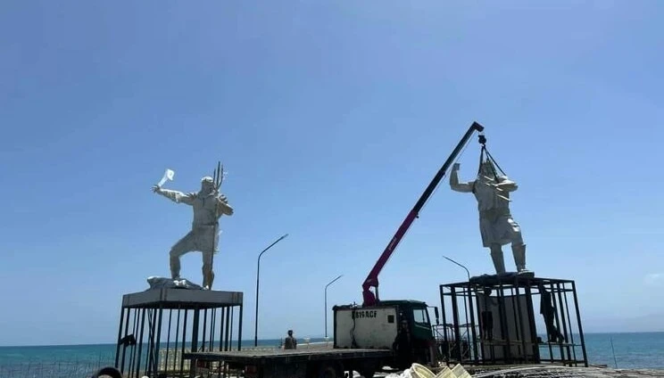 Статуи Зевса и Посейдона установлены на берегу Иссык-Куля (фото)